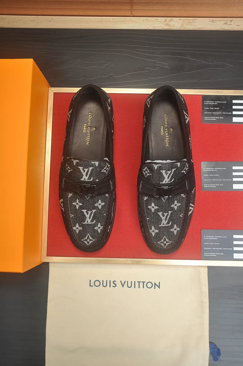 Men's men's shoes 💰540💶 [LV] (original single cowhide lining) 🍀LV's latest genuine leather business suit shoes are launched simultaneously on the official website. The first-layer cowhide imported from Italy is made of heavy gold, 💥official website 1:1 rubber outsole. Versatile to wear, high-end without losing class, and the color combination is extraordinary. This four-season style is alluring when worn on your feet, showing off your big-name flair. Standard code 39-45 (45 customized)